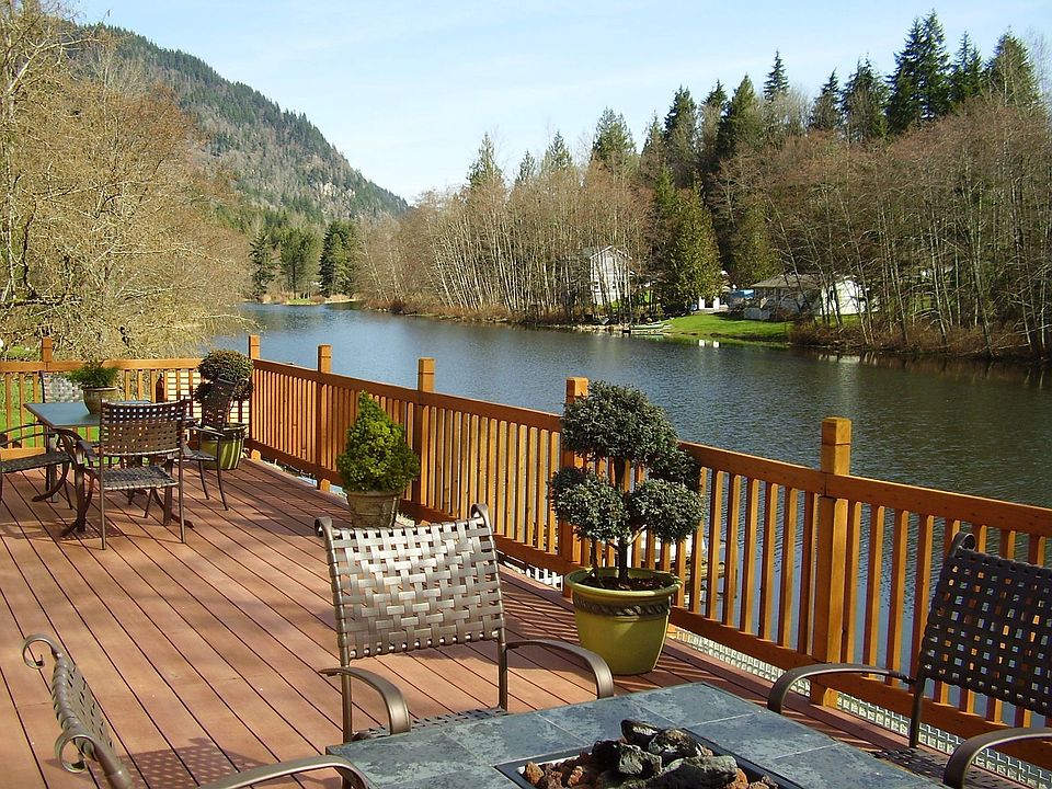 Lovely lakeside living!