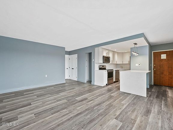 5th image of 60 Strawberry Hill Ave Unit 318