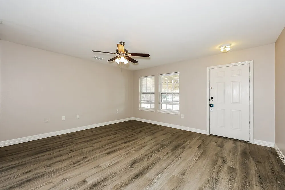 3 bed, 2.0 bath, 1369 sqft, $1,930 — Photo 3