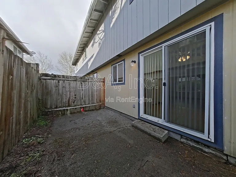 136 NE Conifer Blvd #3 — Photo 12