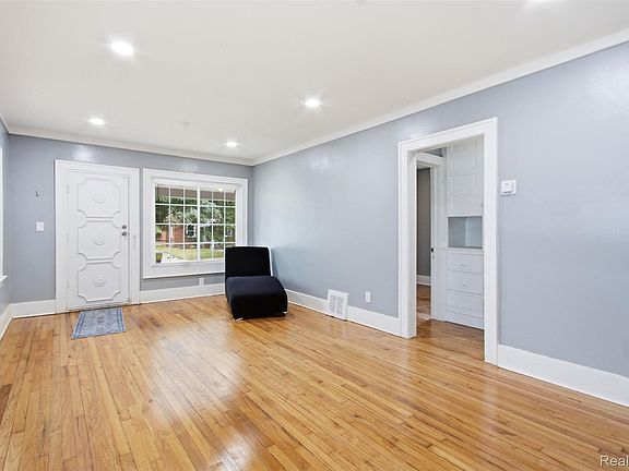 4th image of 15730 Winthrop St