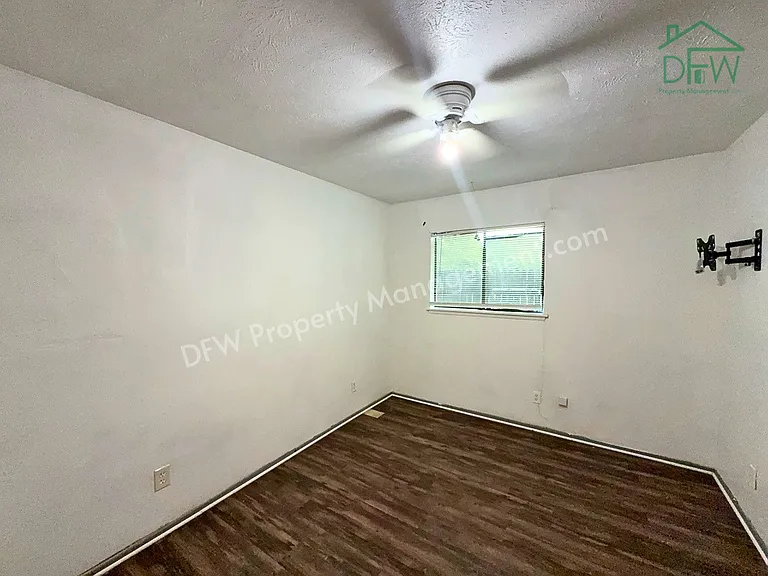 1233 Steinburg Ln — Photo 10