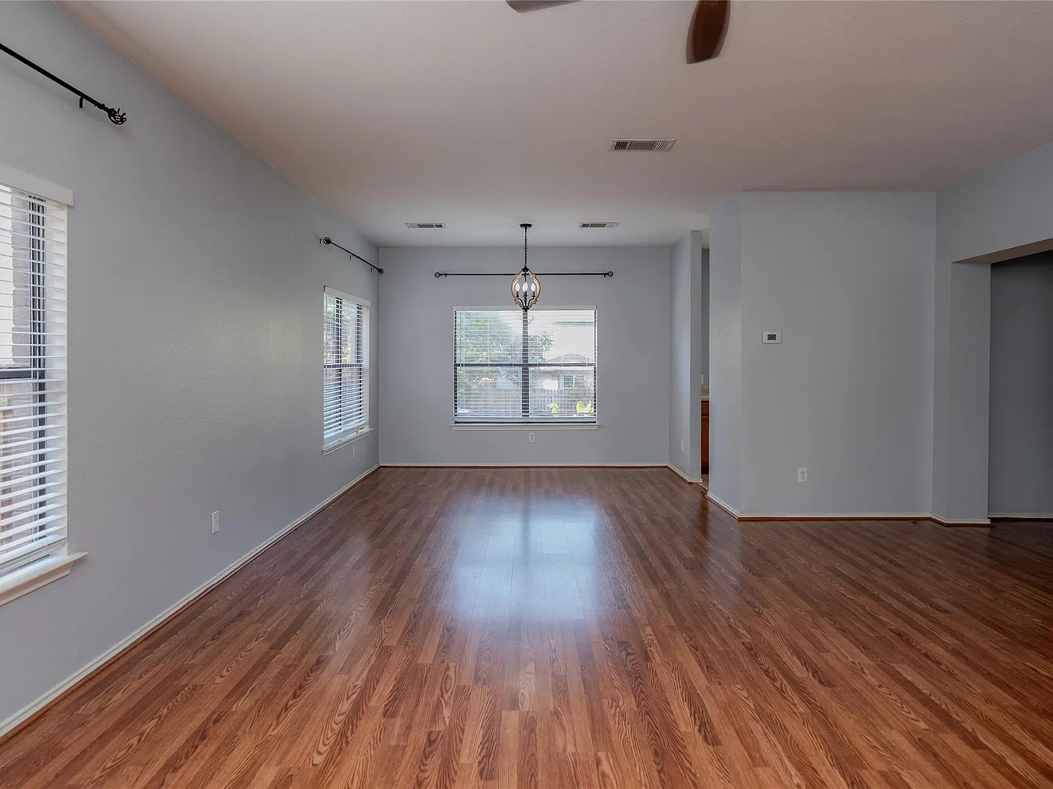 4 bed, 2.5 bath, 2370 sqft, $2,300 — Photo 2