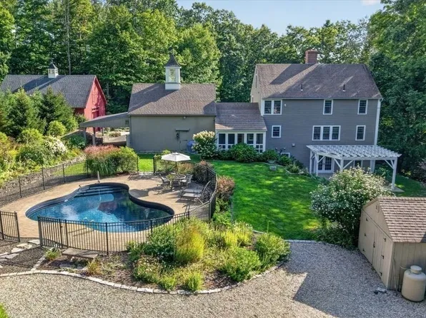 37 Champeaux Rd, Brimfield, MA 01010