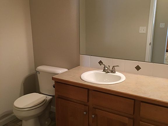 Main level 1/2 bathroom