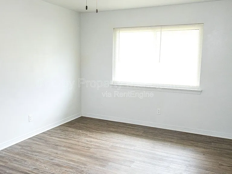 2027 Lee St — Photo 6