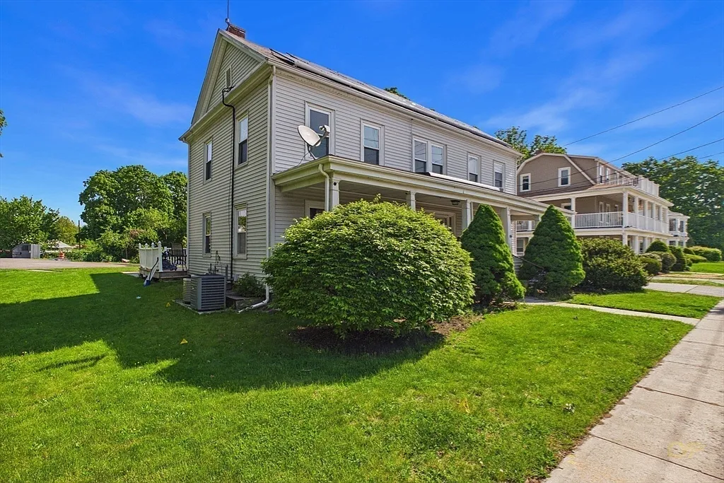 3 bed, 2.0 bath, 1900 sqft, $3,400 — Photo 1