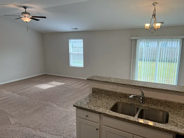 3 bed, 1400 sqft, $2,200 — Photo 2