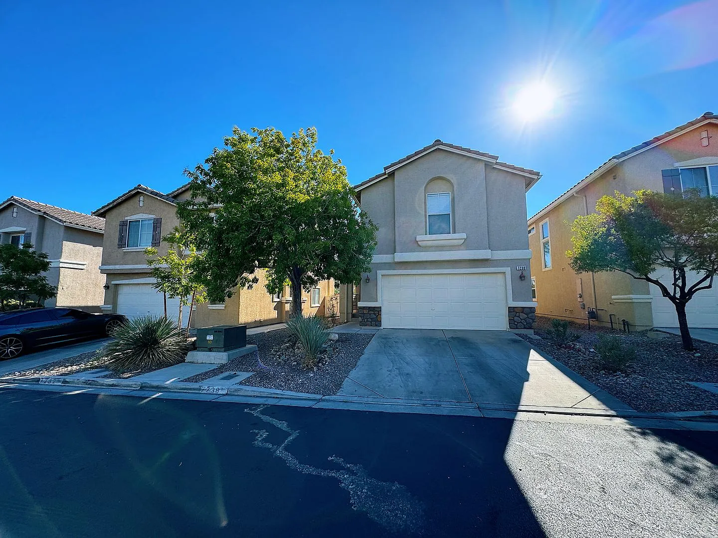 3 Bed 2.5 Bath Single House near Rainbow 215 — Photo 1