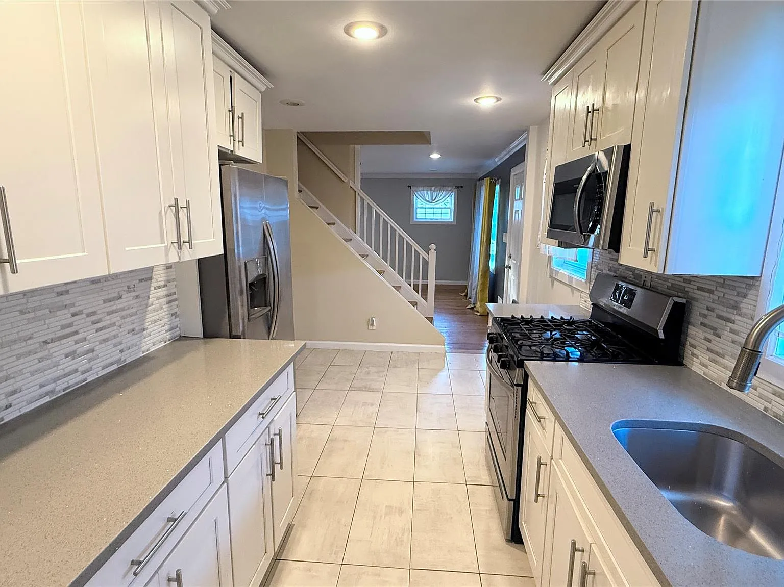 3 bed, 1.0 bath, 1120 sqft, $4,200 — Photo 3