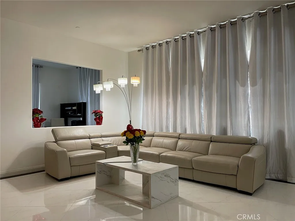 5 bed, 4651 sqft, $3,800 — Photo 2