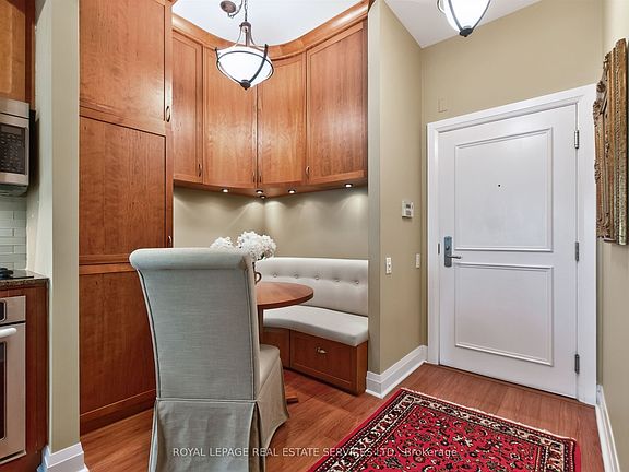 3rd image of 25 Scrivener Sq #401