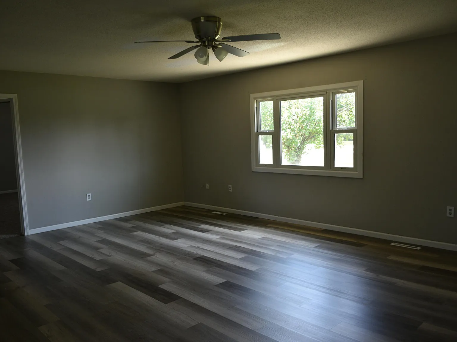 3 bed, 2.0 bath, 1800 sqft, $1,500 — Photo 3