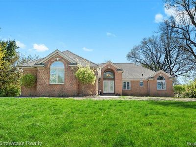 6158 High Valley Dr, White Lake, MI, 48383