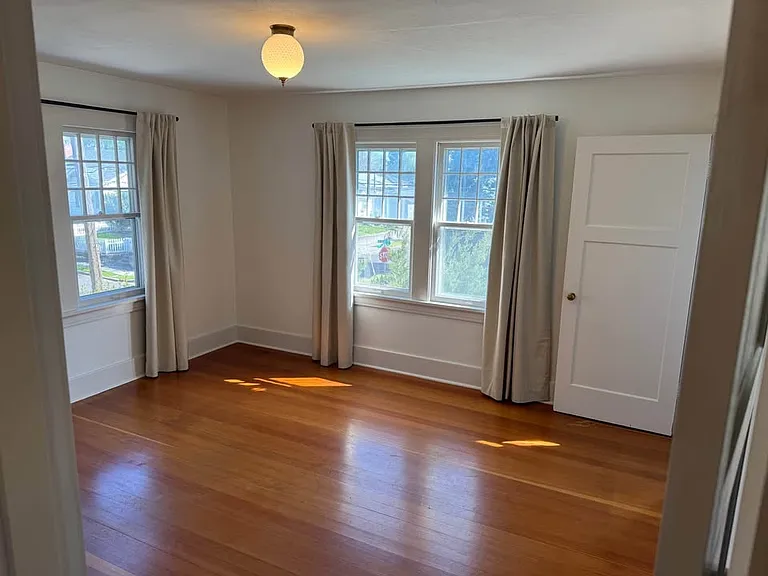 945 University St — Photo 17