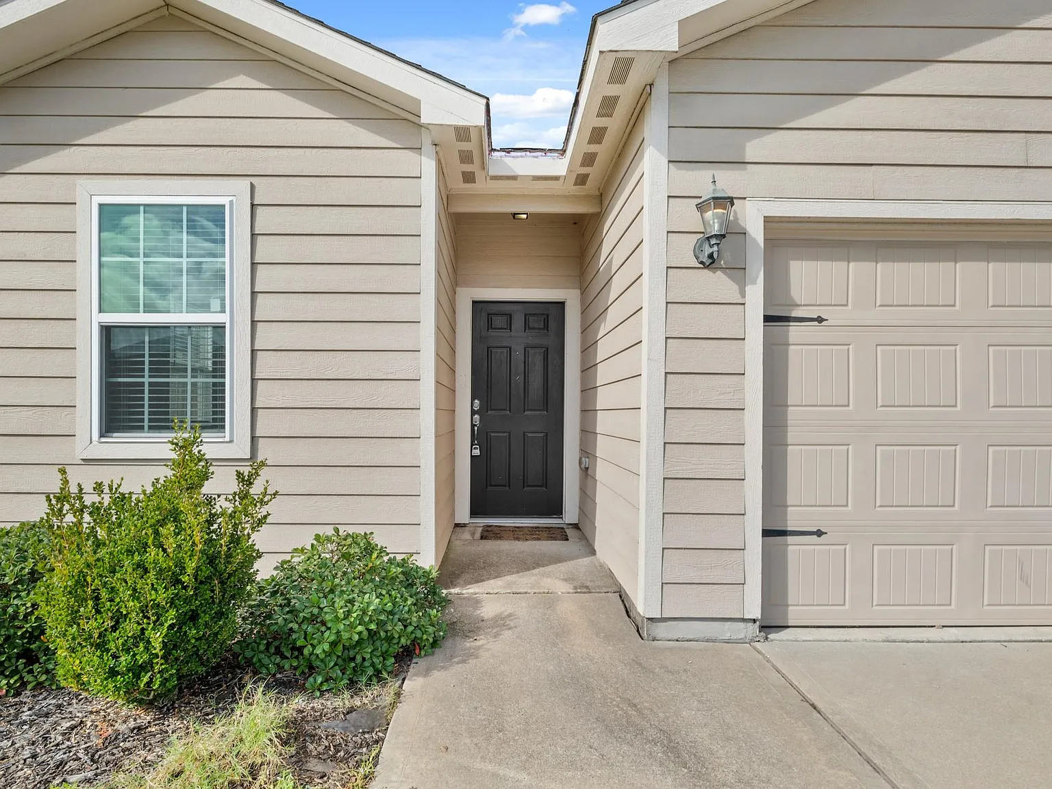3 bed, 2.0 bath, 1621 sqft, $1,850 — Photo 2