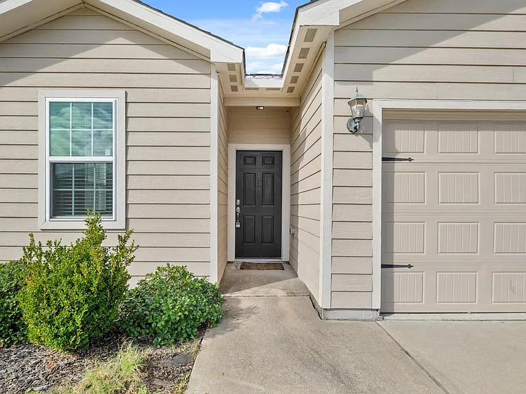 718 Crystal Lakes Dr — Photo 2