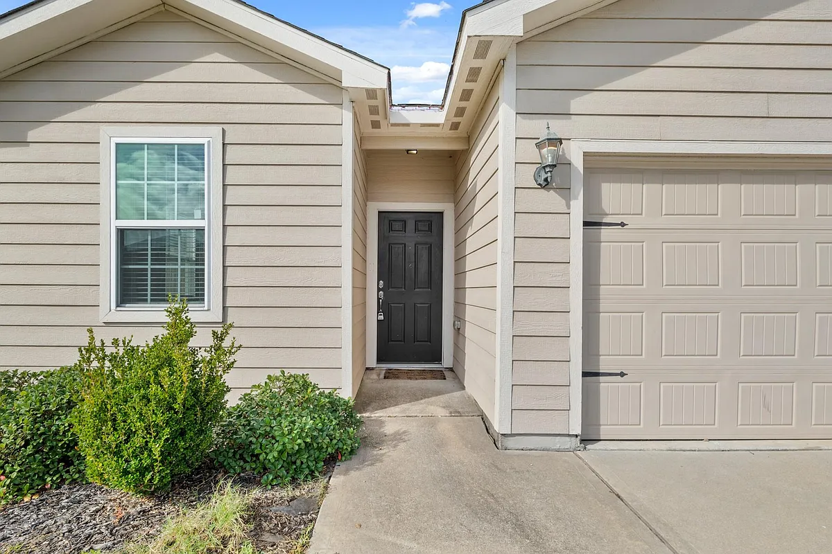 Building Photo - 718 Crystal Lakes Dr