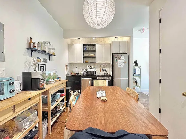 194 Scholes St #4F — Photo 5