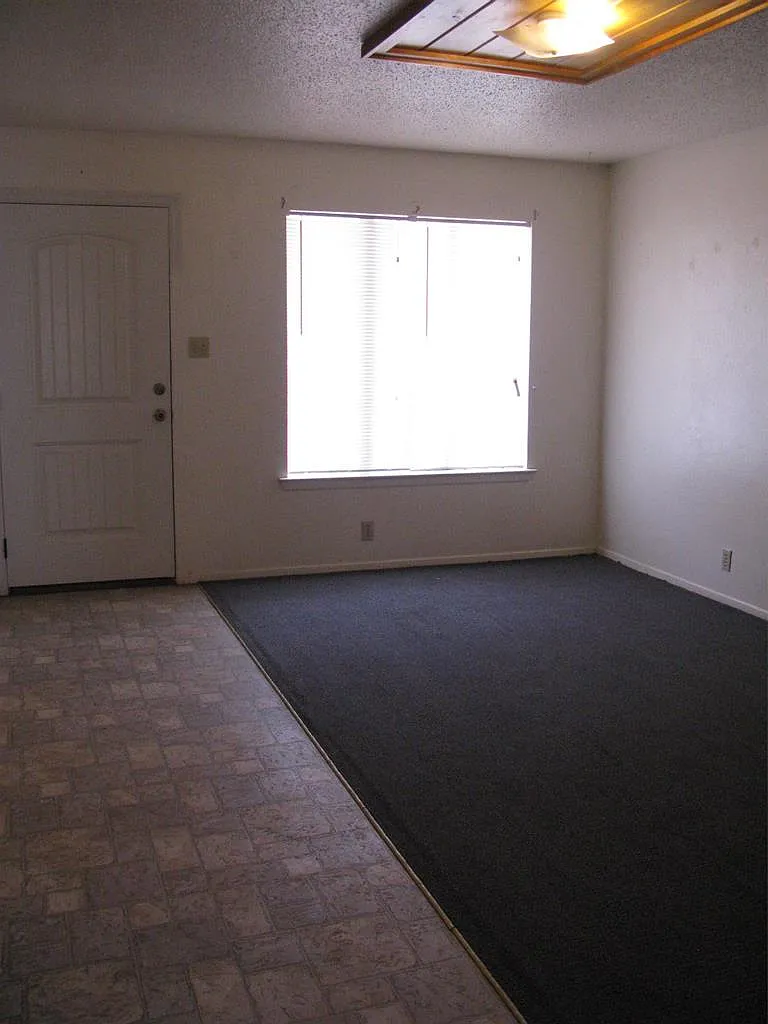 2 bed, 1.0 bath, 831 sqft, $900 — Photo 4