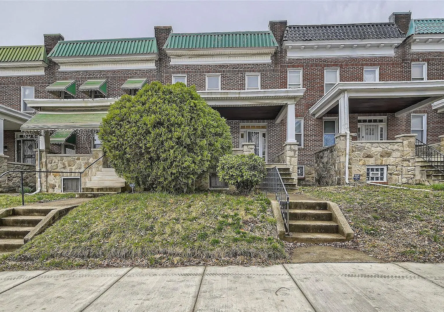 Charming 3-Bed Townhouse in Bridgeview-Greenlawn Cozy Fireplace & Covered Off-Street Parking — Photo 2