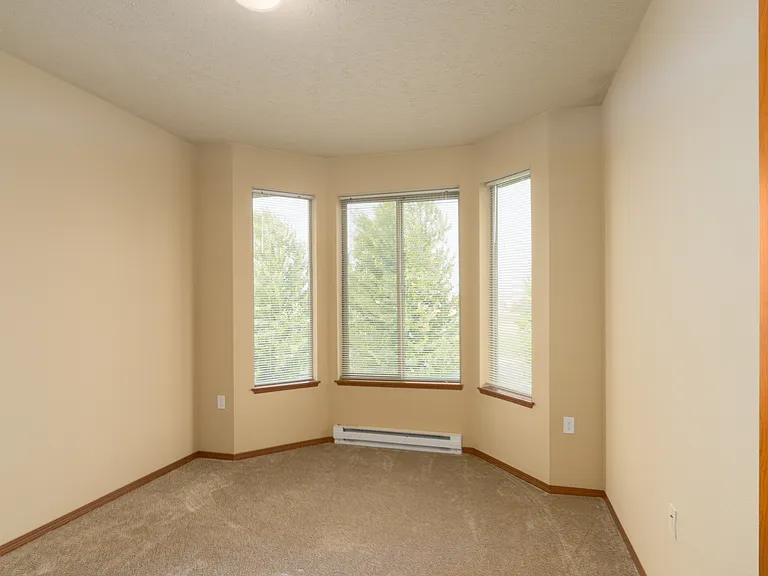 Eagle Point Apartments — Photo 52