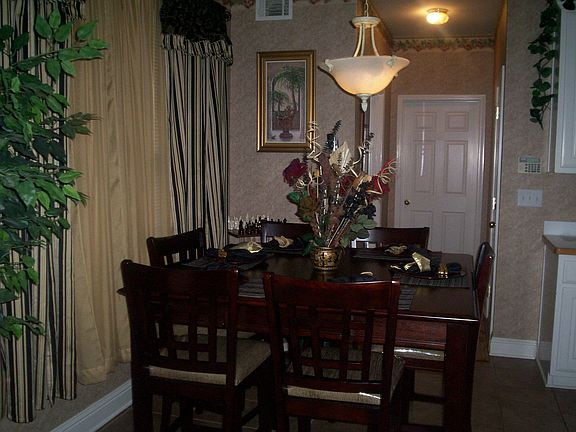 Breakfeast nook, luncheon room, 