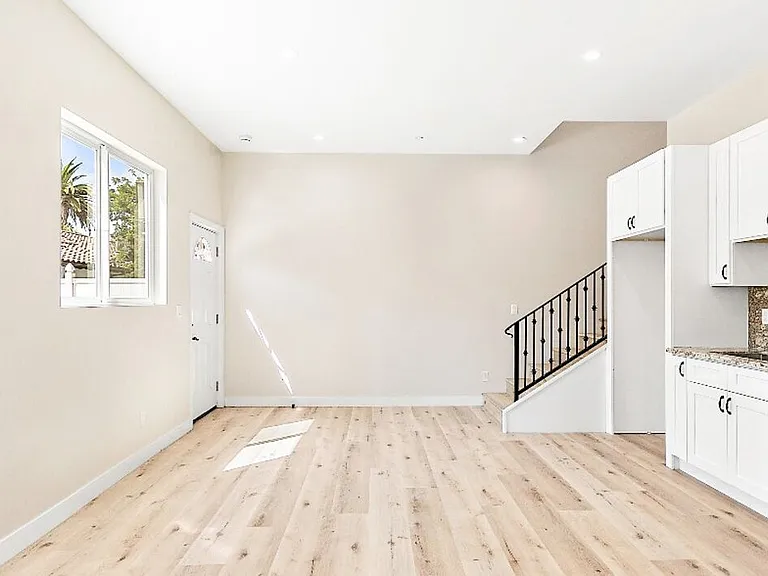 Moorpark St — Photo 18