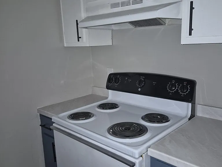 2810 S Poplar St #8 — Photo 7