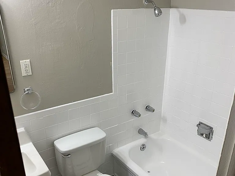 Corona Manor Apartments — Photo 46
