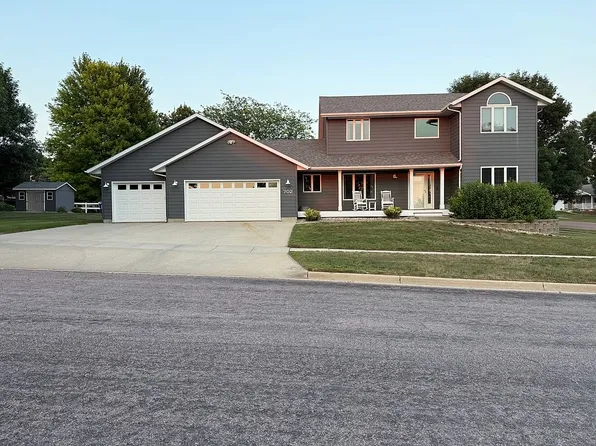 702 Westview Dr, Dell Rapids, SD 57022