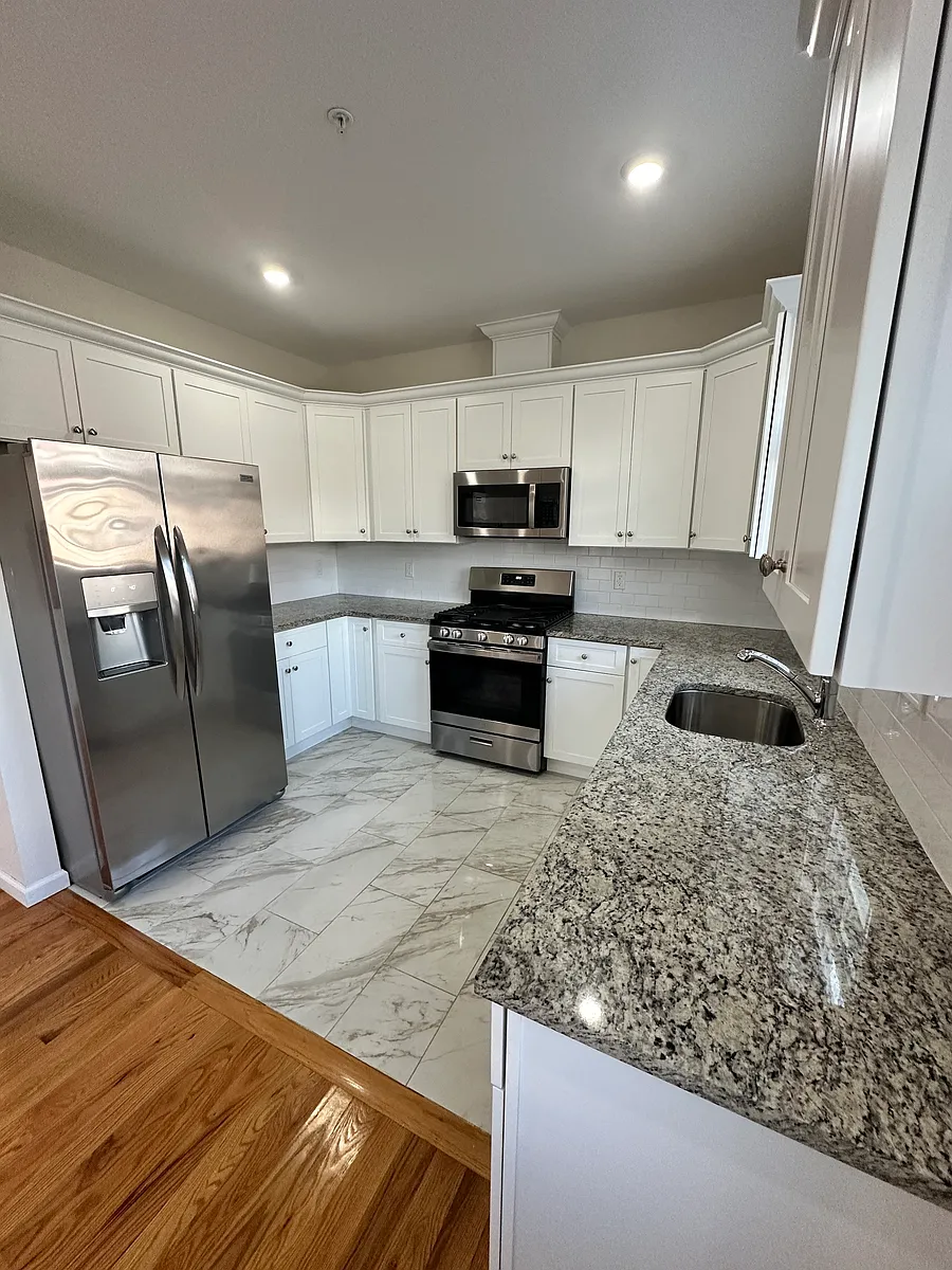 Building Photo - 156 Midland Ave #1
