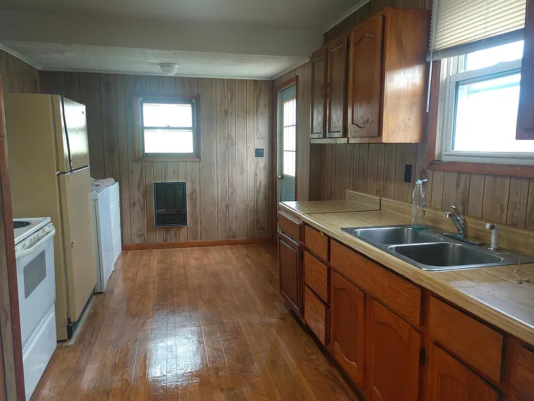 104 Tolbert St — Photo 3