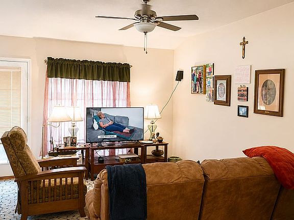 4th image of 1625 City View Dr
