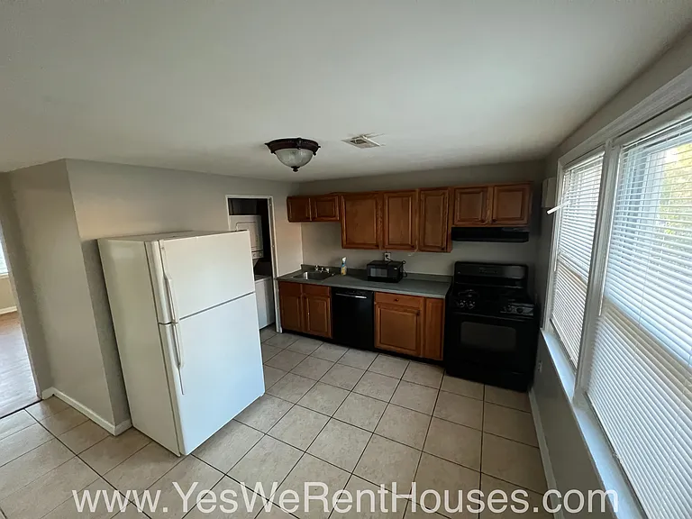 2801 Hinsdale Dr — Photo 2