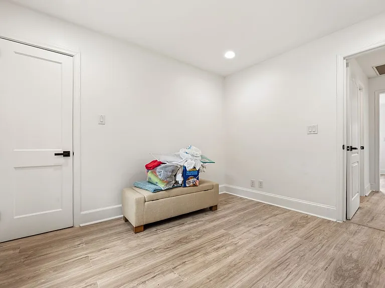 215 N Columbia St — Photo 17