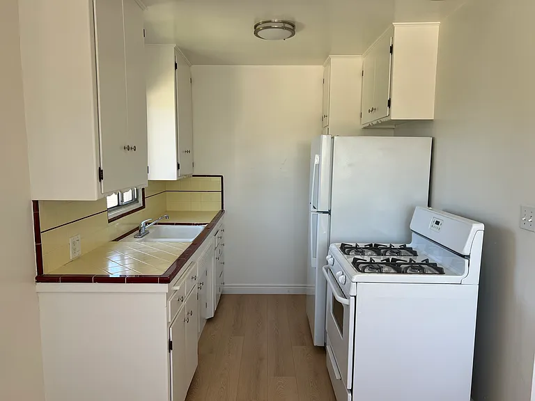 235 Grand Ave #6 — Photo 7