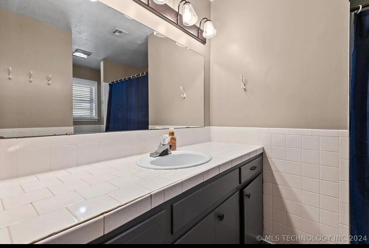 3 bed, 2200 sqft, $2,000 — Photo 4