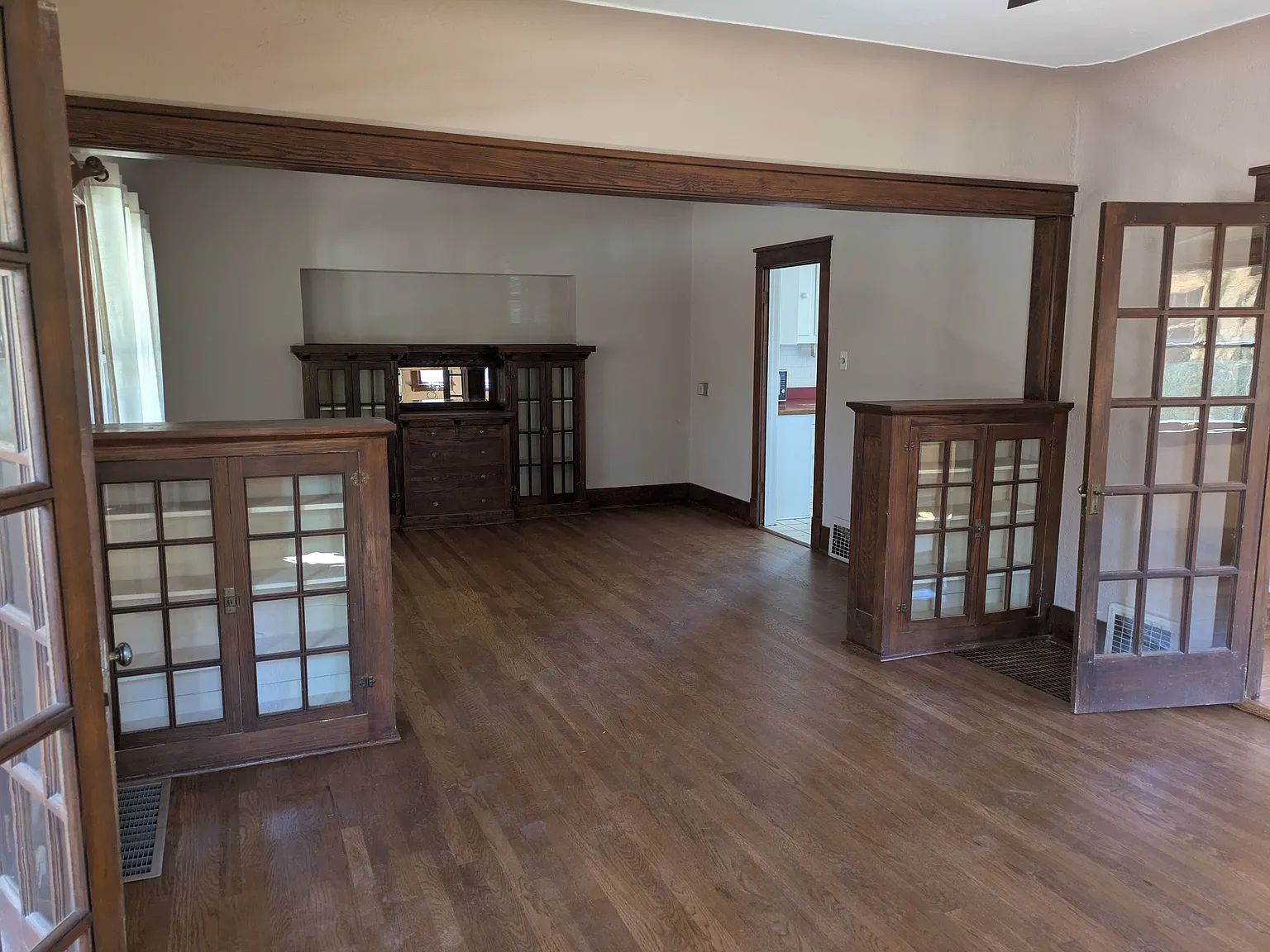 3 bed, 2304 sqft, $2,900 — Photo 2