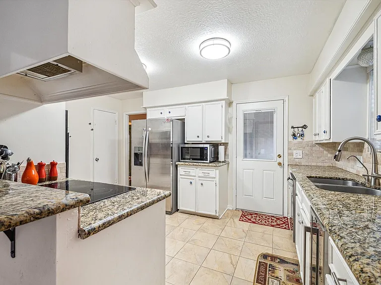 910 Coachlight Dr — Photo 9