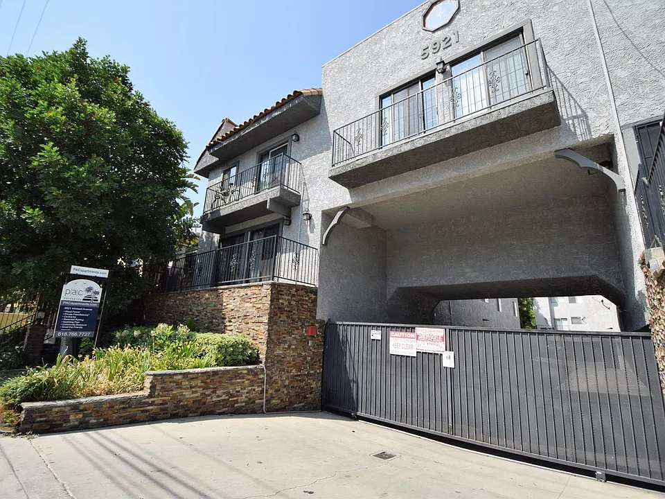 5921 Whitsett Ave