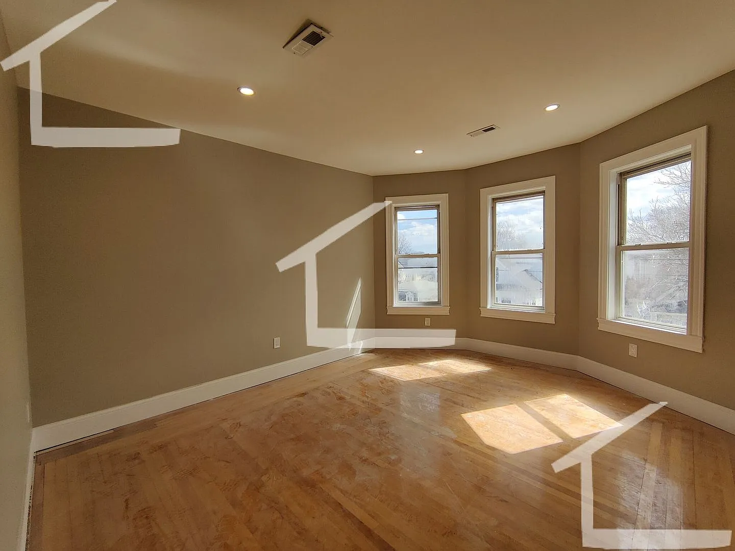Huge 4 bed in Somerville — Photo 1