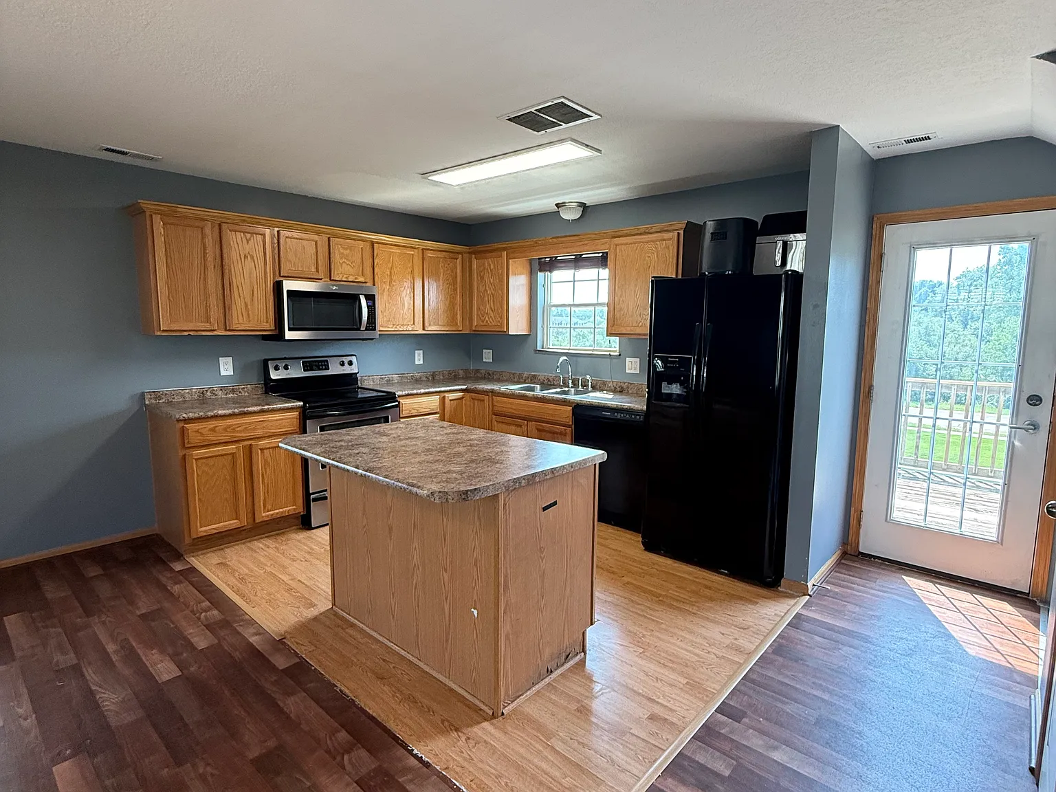 2 bed, 1056 sqft, $1,500 — Photo 2