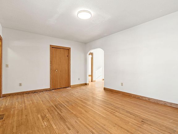 5th image of 2634 Irving Ave N