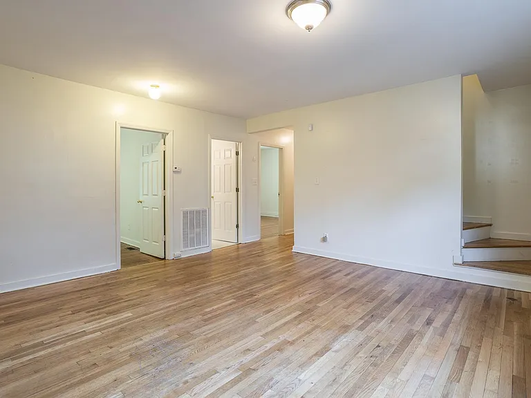 903 Onslow St — Photo 5