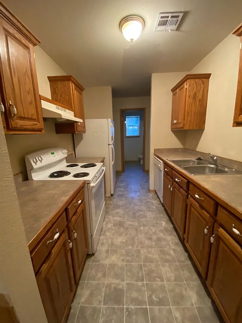 Nice 2BR/1BA Apartment near MSSU Campus in Joplin, MO. upstairs unit — Photo 1