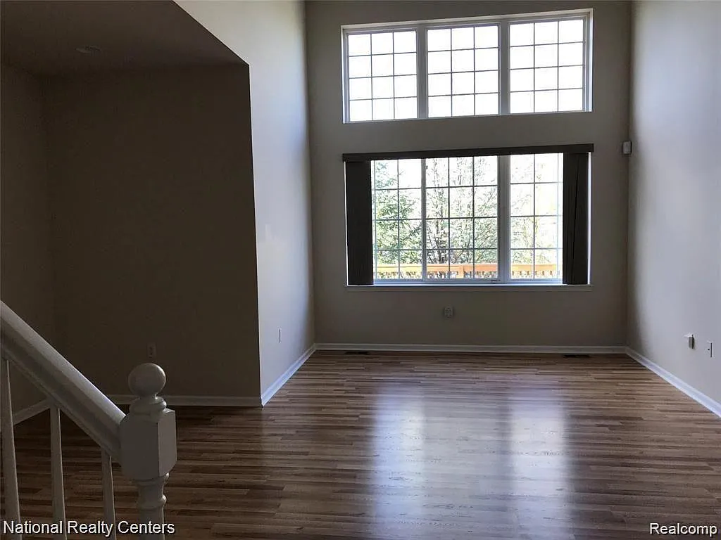 3 bed, 3.5 bath, 2226 sqft, $2,900 — Photo 2