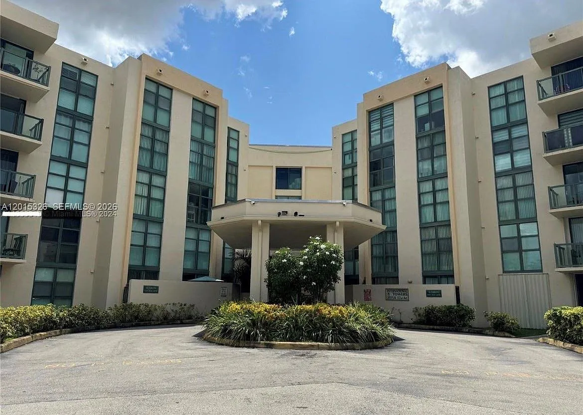 International Towers Cond — Photo 1