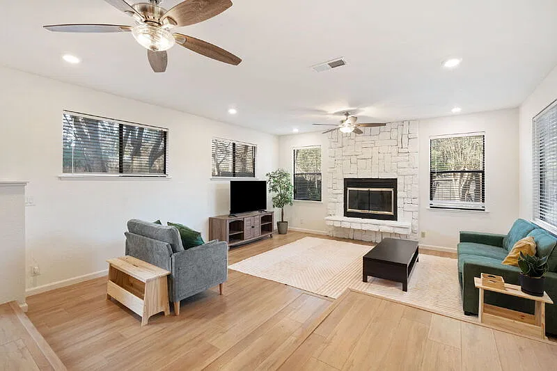 3 bed, 2.0 bath, 1511 sqft, $3,900 — Photo 4