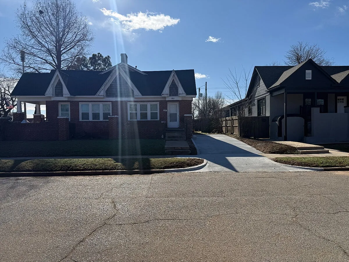 2 bed, 1.0 bath, 1110 sqft, $1,195 — Photo 2